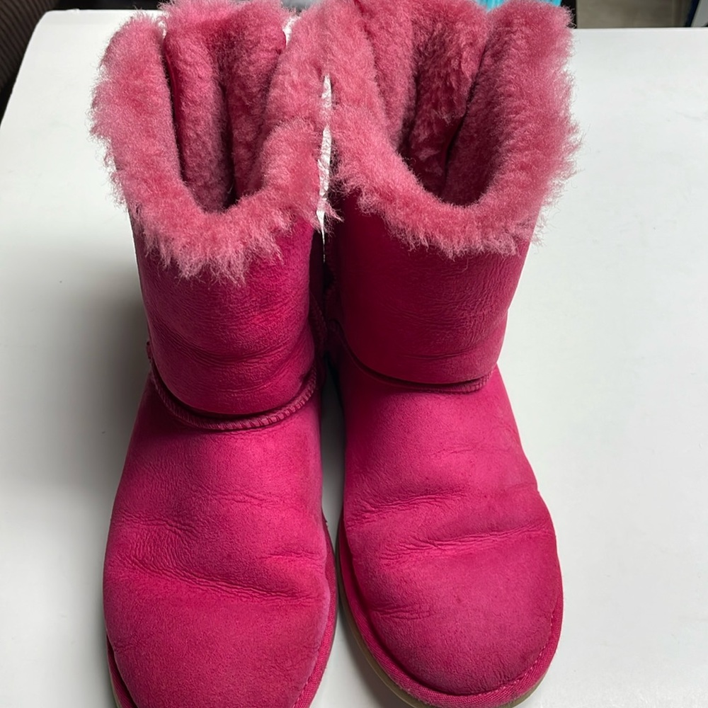 Pink bow uggs